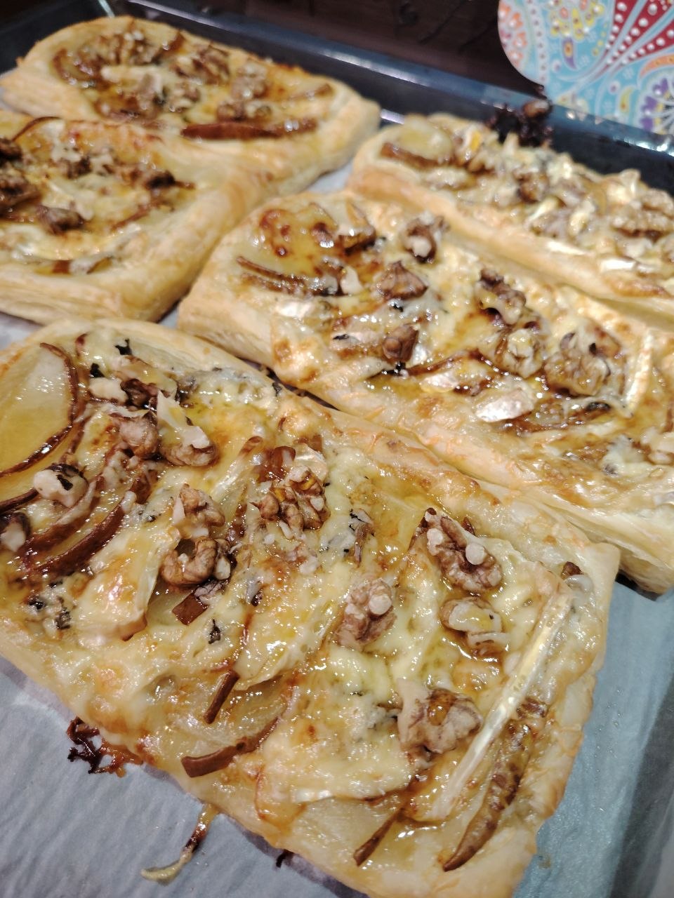 Слоёная закуска с грушей и сыром бри