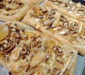 Слоёная закуска с грушей и сыром бри