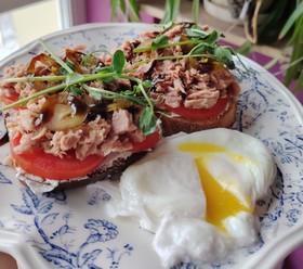 Бутерброды с тунцом и яйцом Пашот