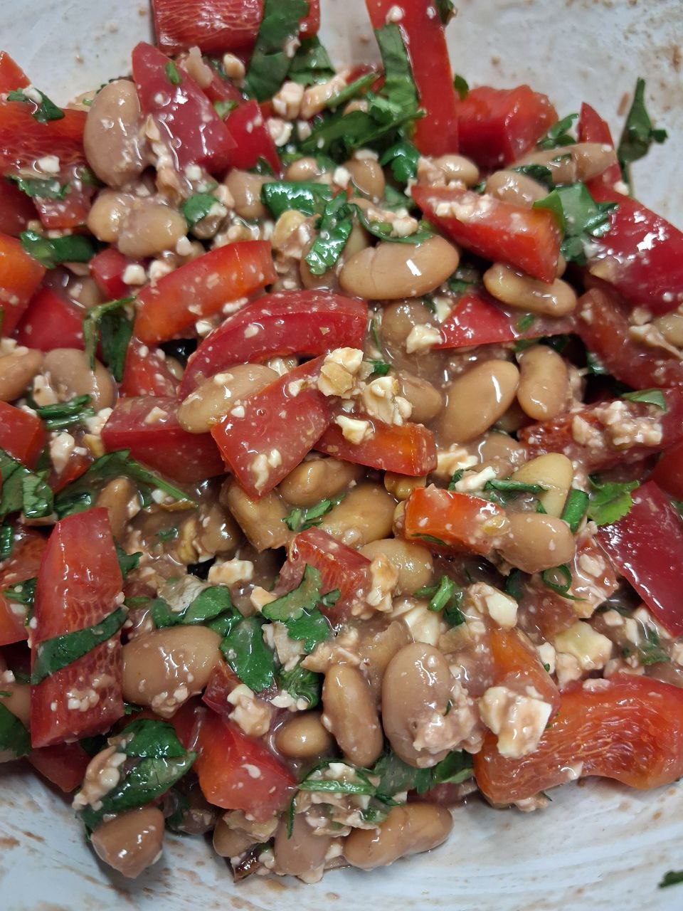 Салат с консервированной фасолью