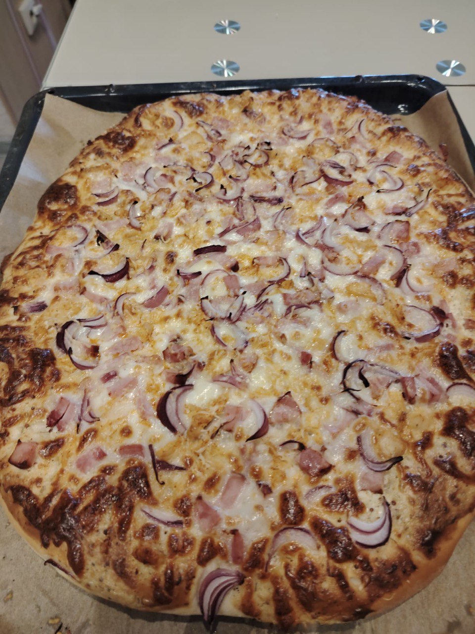 Пицца на толстом тесте