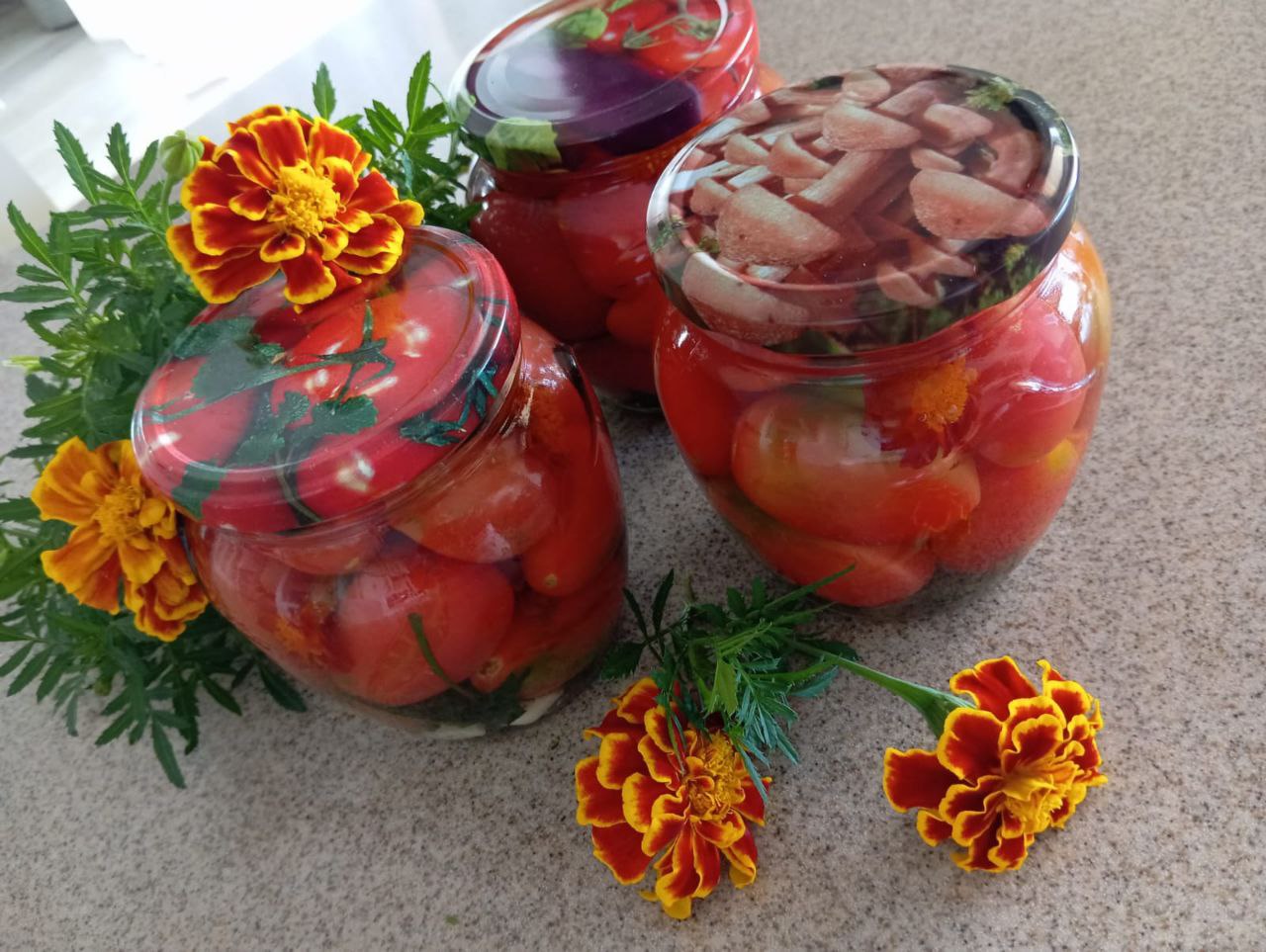 Помидоры маринованные с бархатцами