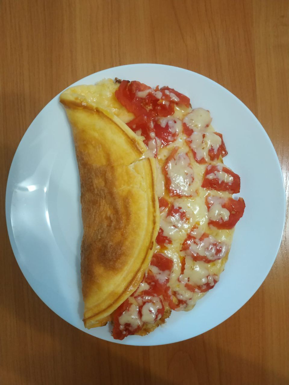 Яичный блин с сыром и помидором