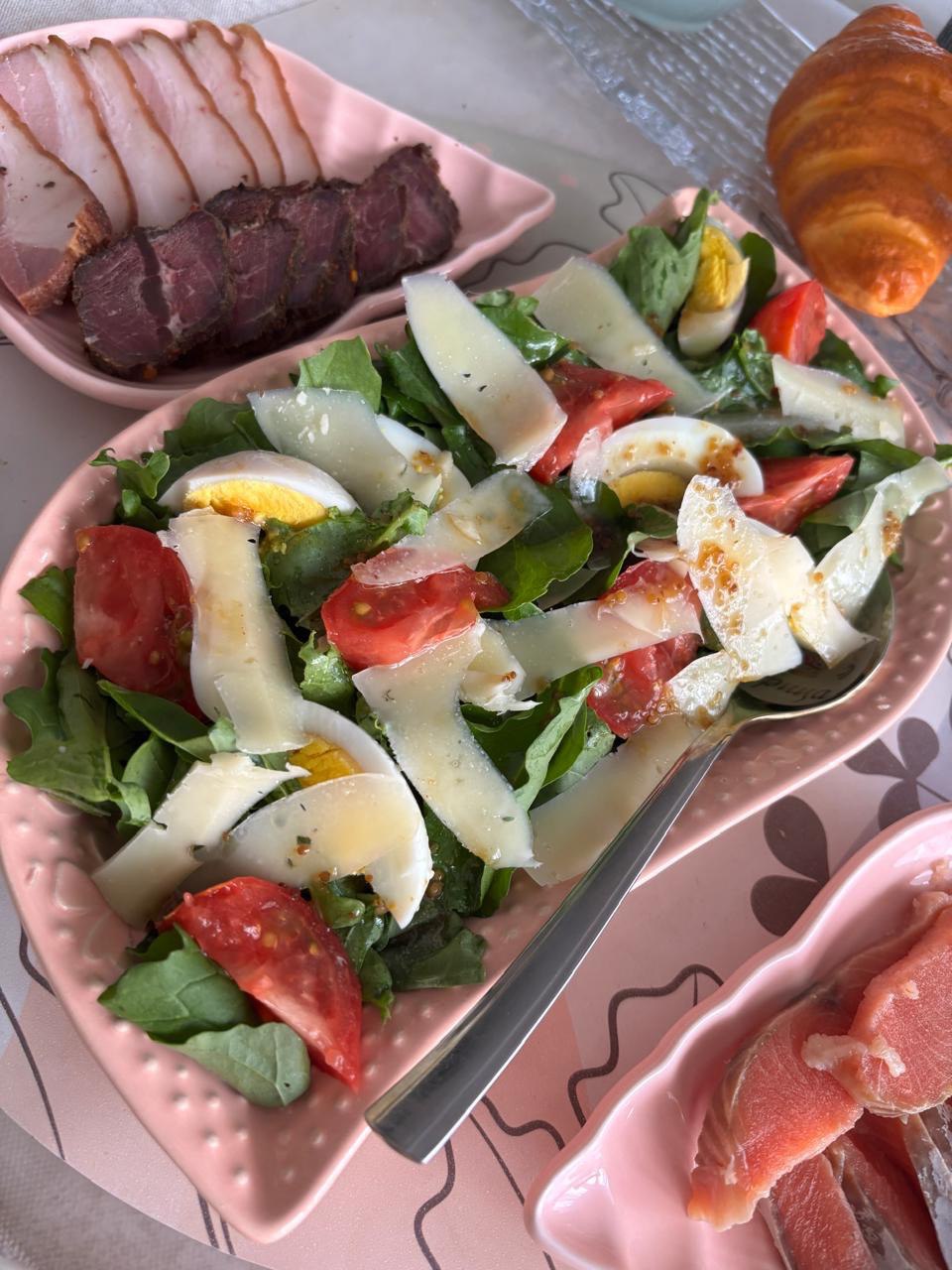 Салат из рукколы, яиц и сыра