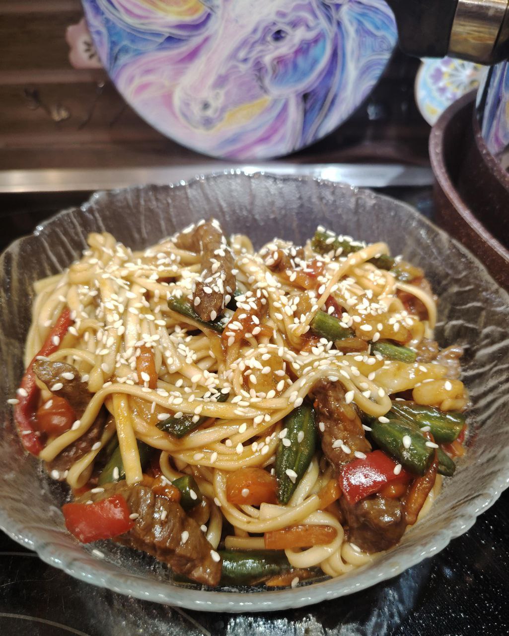 Вок с говядиной и креветками