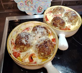 Мясные колобки в сливочно-чесночном соусе.