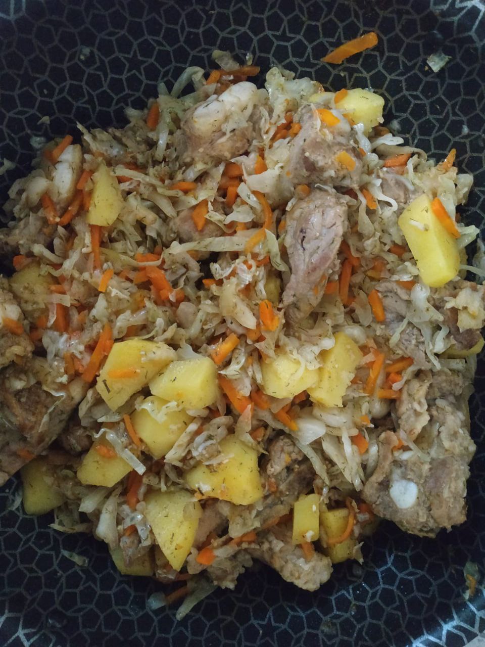 Свиные хрящи тушёные с овощами