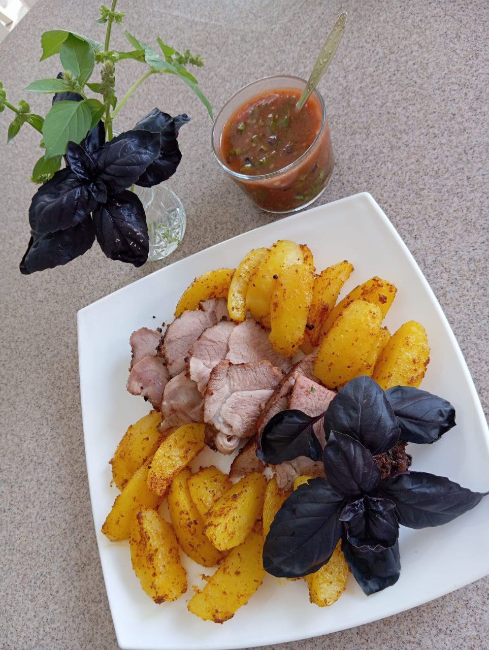 Свиной окорок запеченый