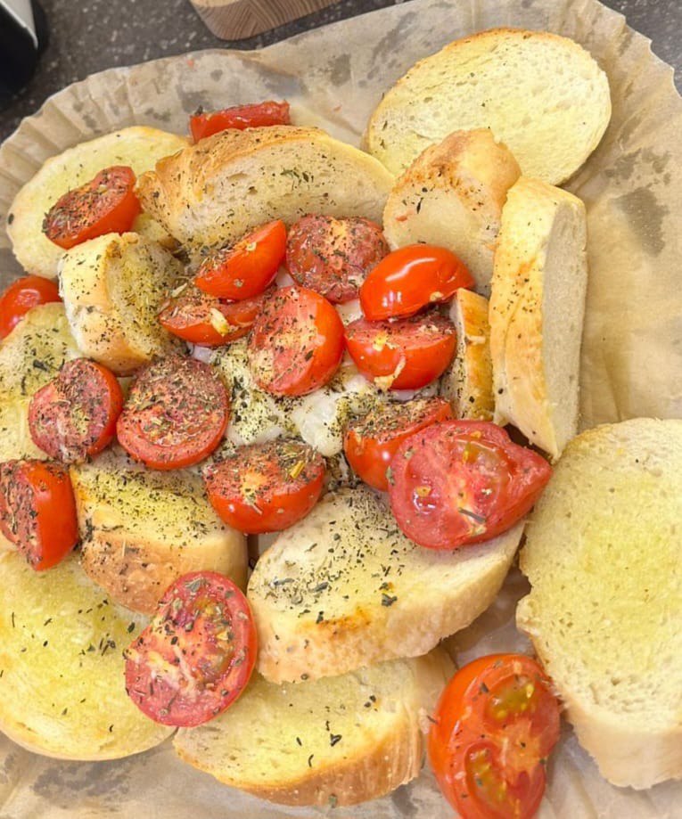 Багет с черри и сыром бри