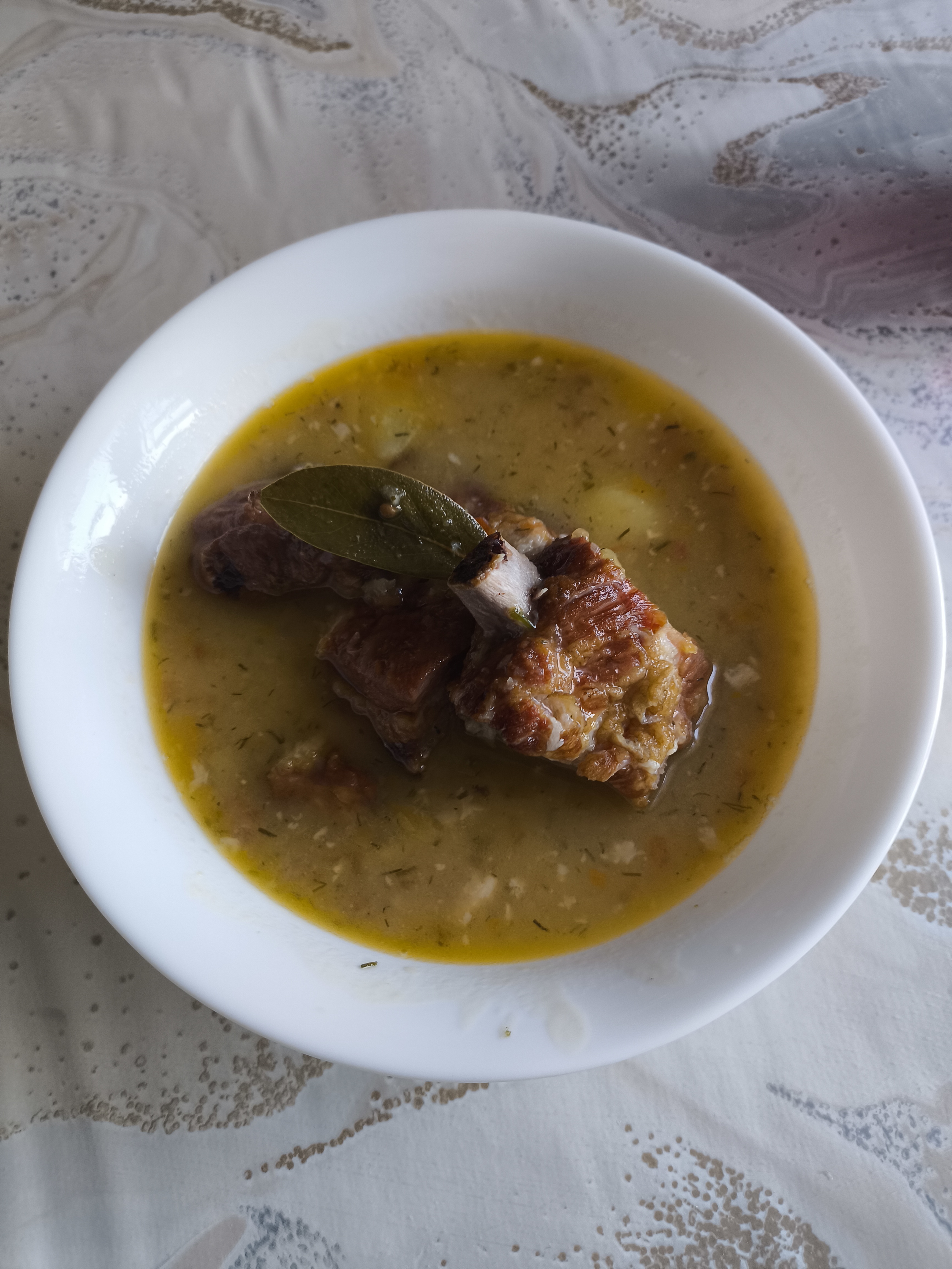 Гороховый суп с копчеными ребрышками