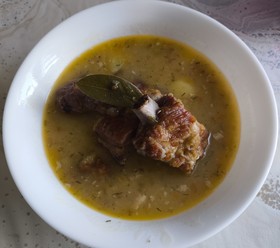 Гороховый суп с копчеными ребрышками