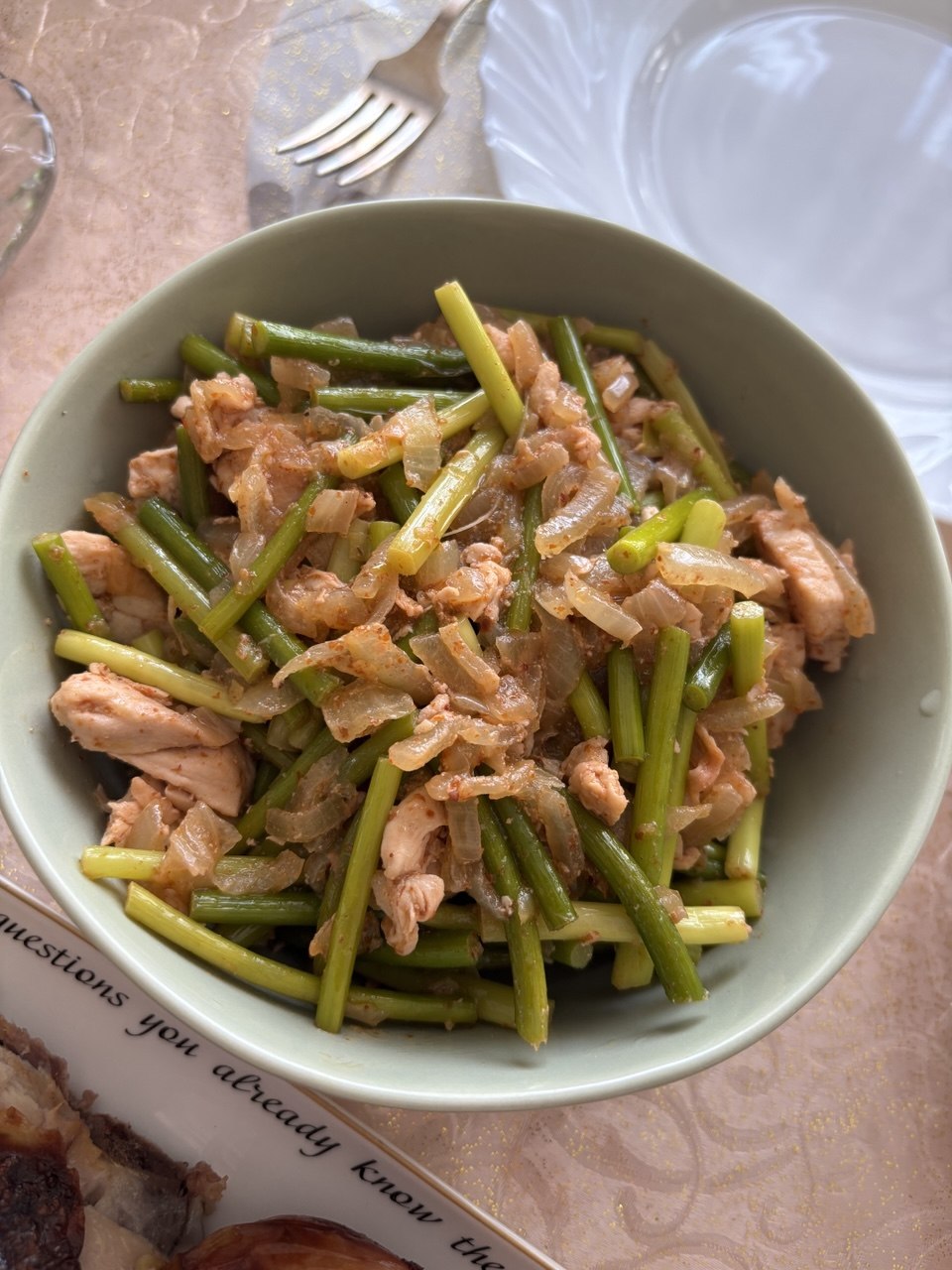 Молодые стрелки чеснока с куриной грудкой.