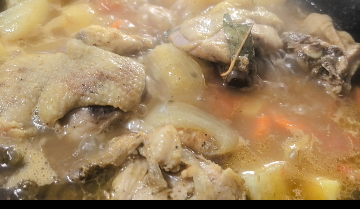 Тушеная курица с овощами и карри