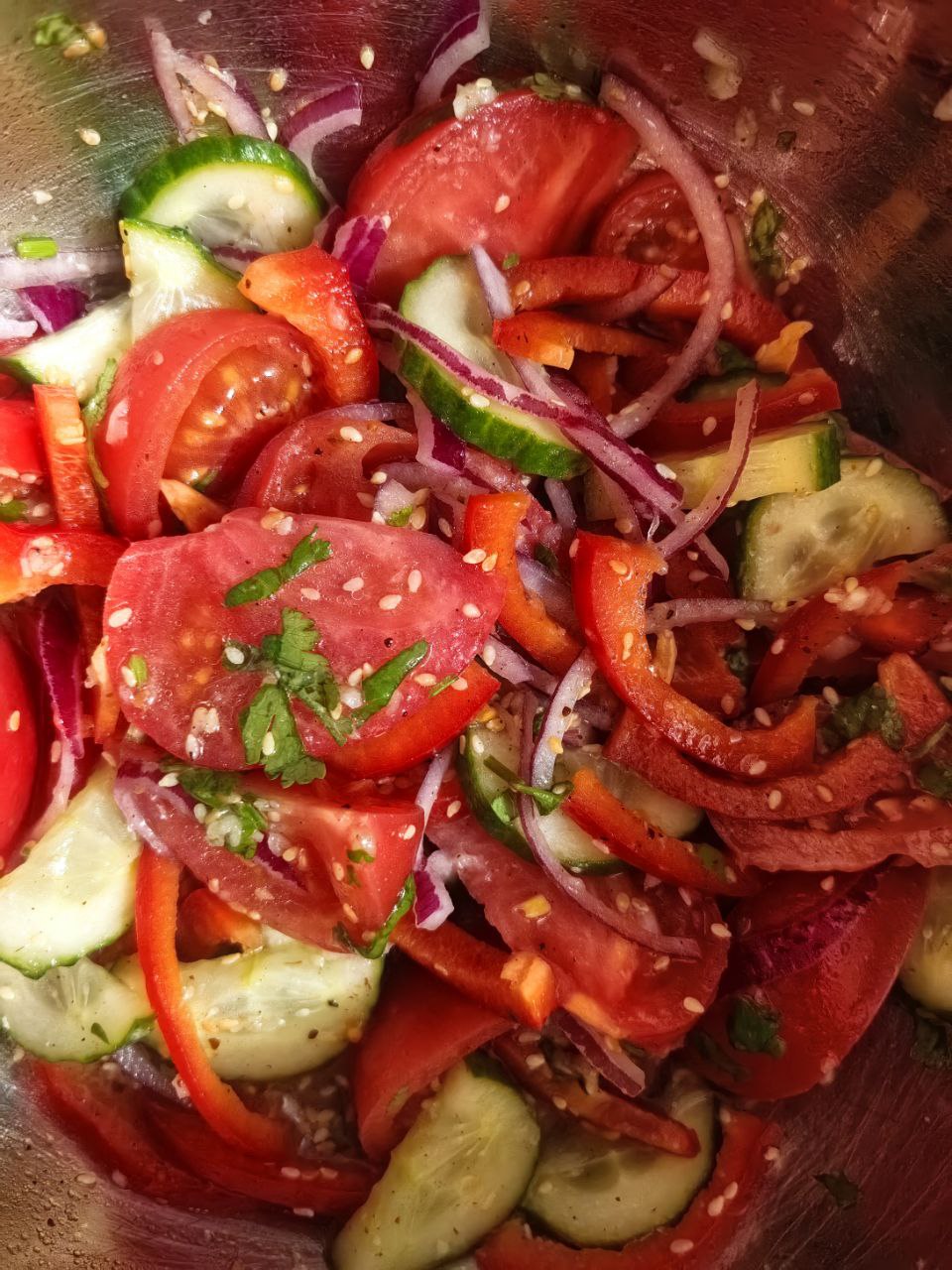 Овощной салат с кунжутом и необычной заправкой.