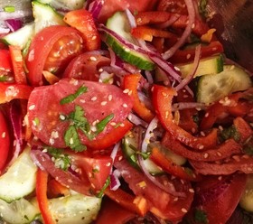 Овощной салат с кунжутом и необычной заправкой.