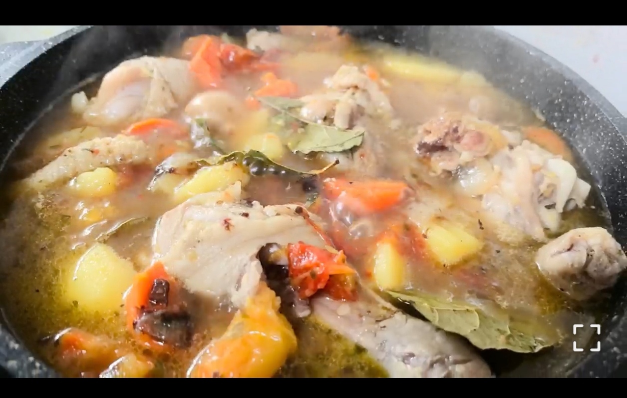 Курица тушеная с вощами