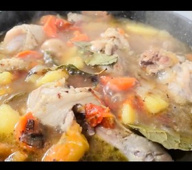 Курица тушеная с вощами