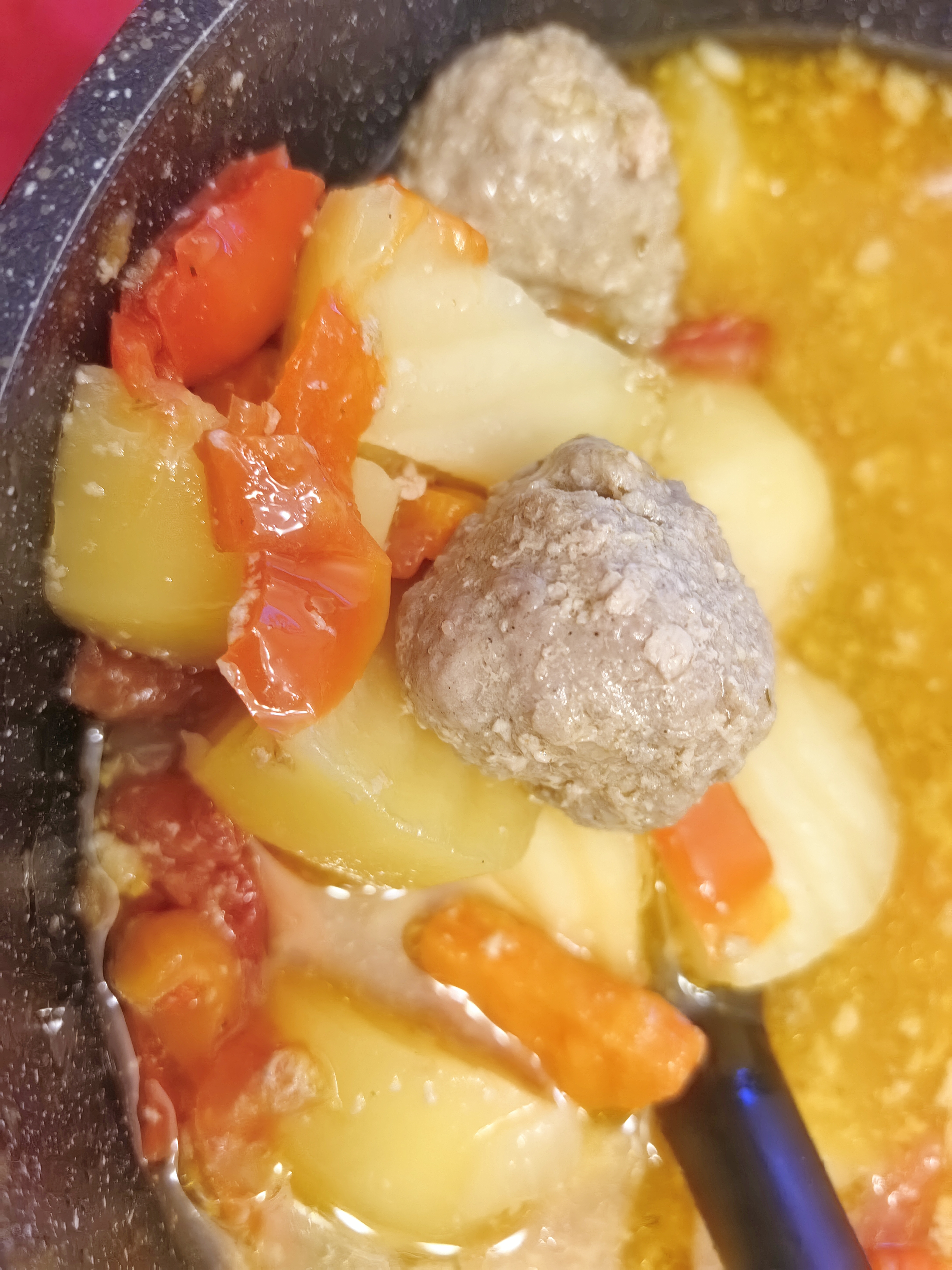 Тефтели с бульоном и овощами в казане.
