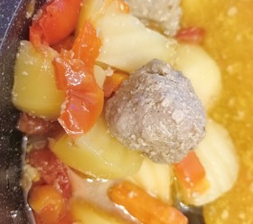 Тефтели с бульоном и овощами в казане.